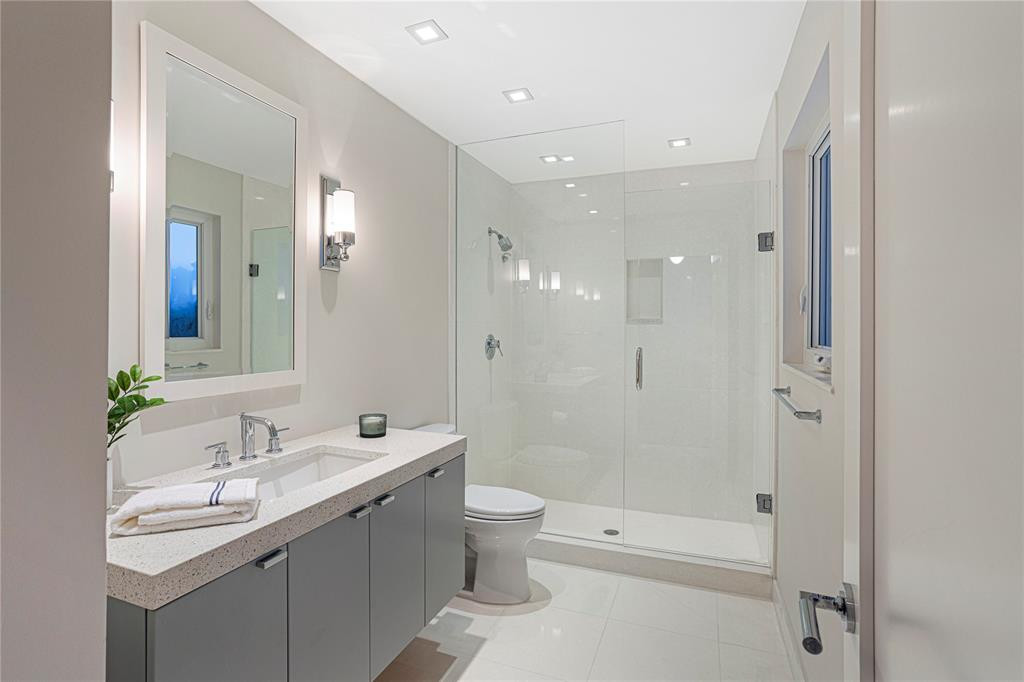 Office/bedroom ensuite bathroom