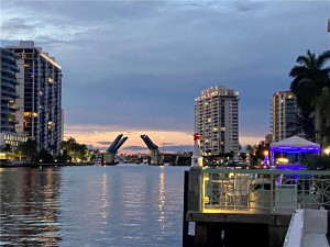 Sunrise Blvd. bridge walking distance to restaurants, the Galleria Mall, Starbucks, & Publix...