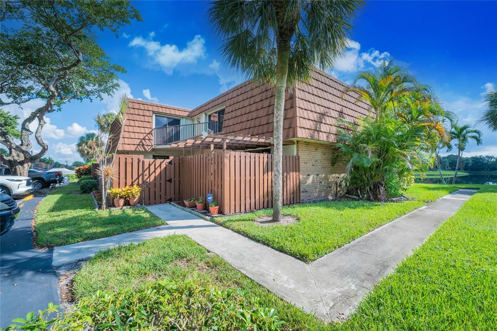1316 SW 120th Way, Davie, FL 33325 - MLS# FX-10400829