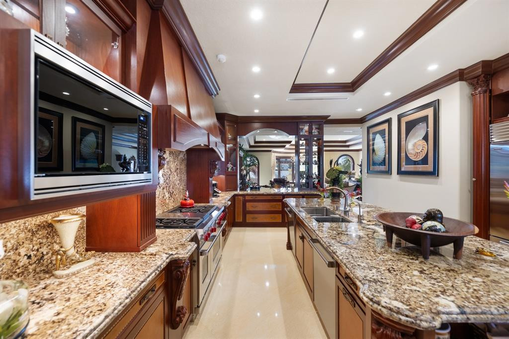 Large Island for Casual Dining and Entertaining