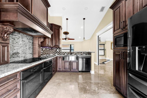 Custom Chef's kitchen for your cooking enjoyment !