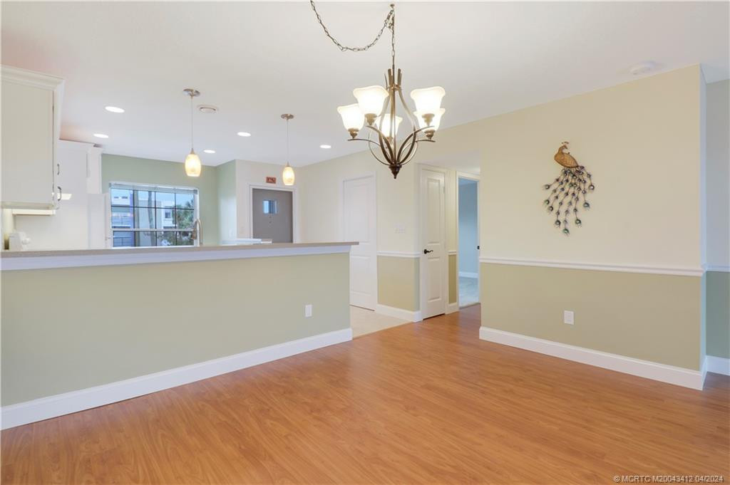 Features breakfast and serving bar