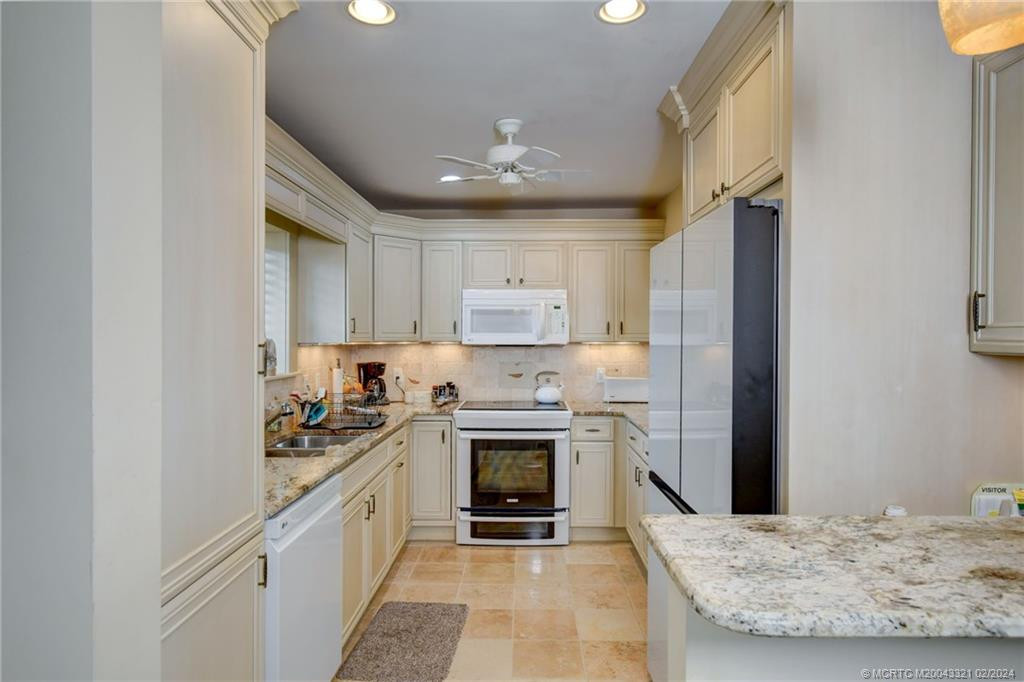 Beautiful Kitchen with Granite