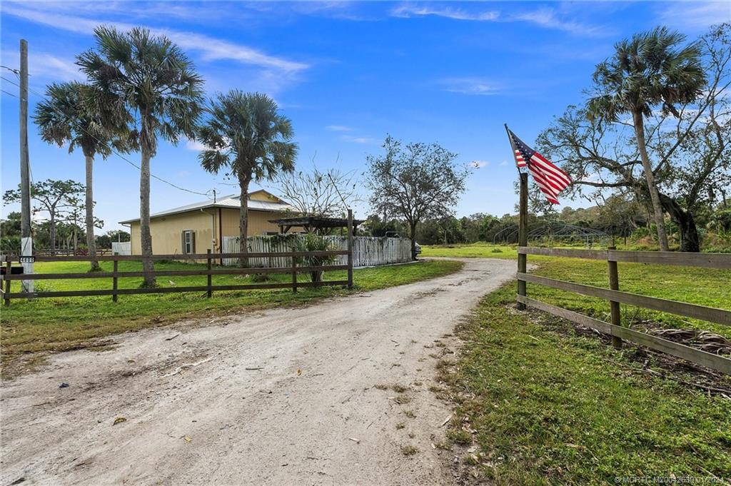 Driveway/Entrance