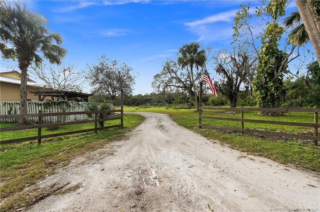 Driveway/Entrance