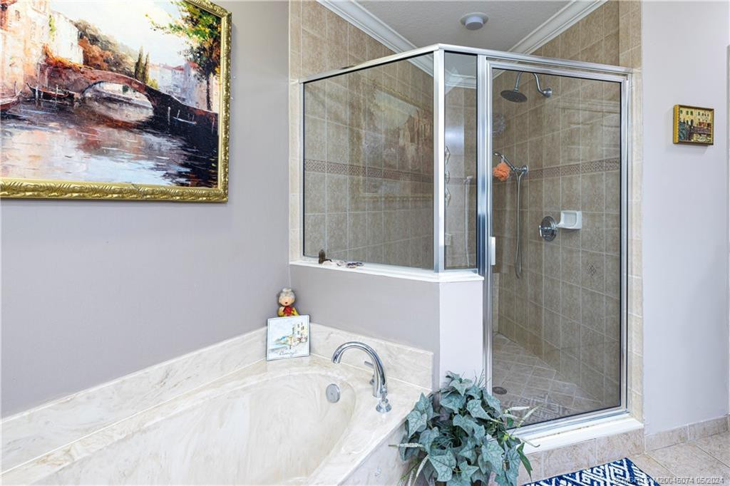 Separate bath & Shower