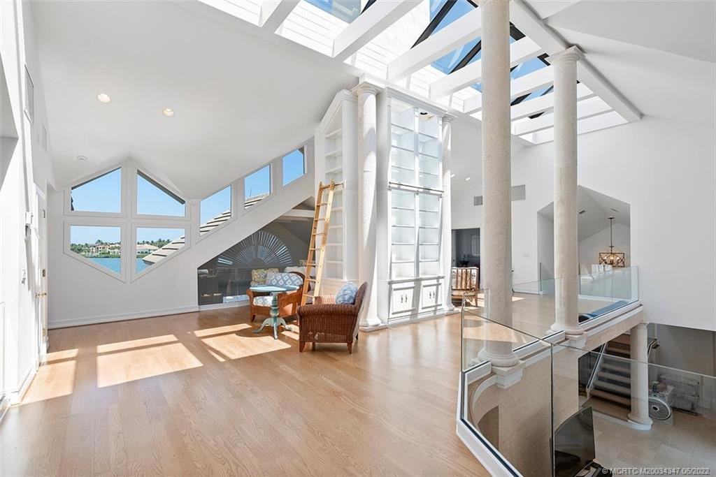 2nd floor living area