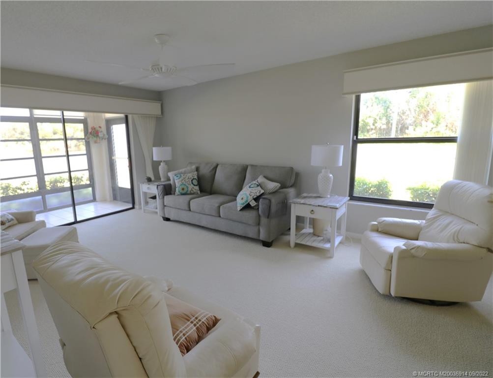 Living Room w/Lakeview &fountain