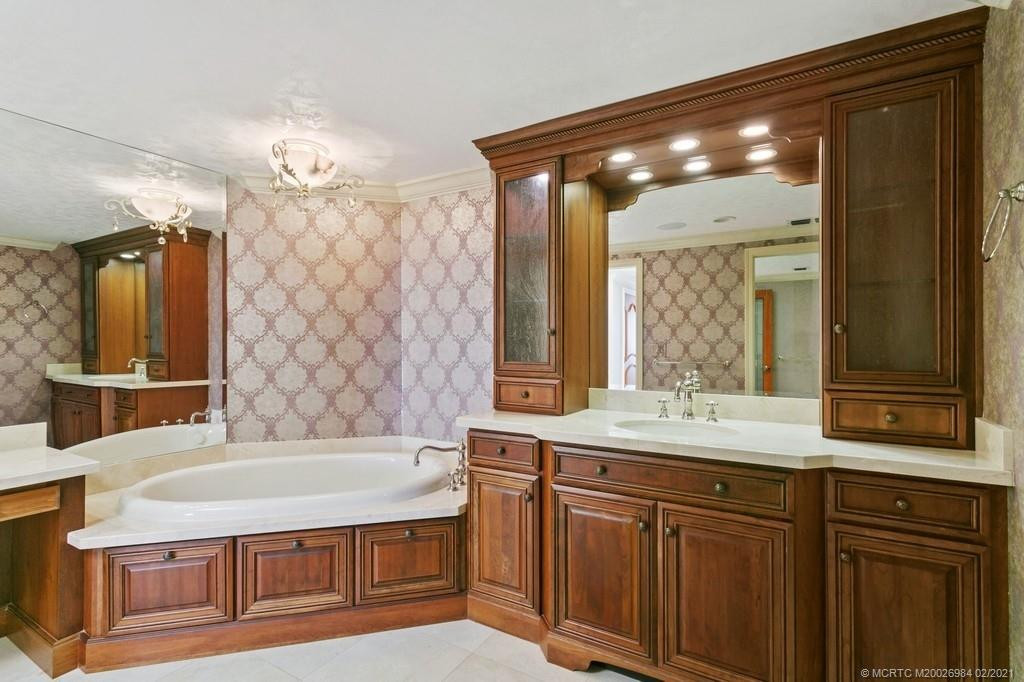 main bedroom suite- tub room