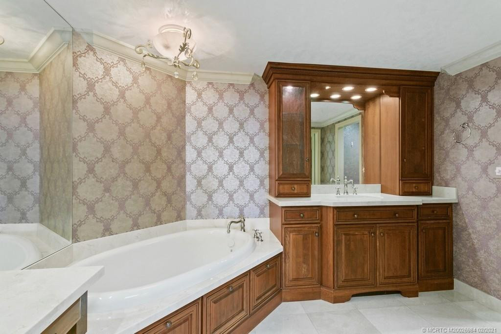 main bedroom suite-tub room