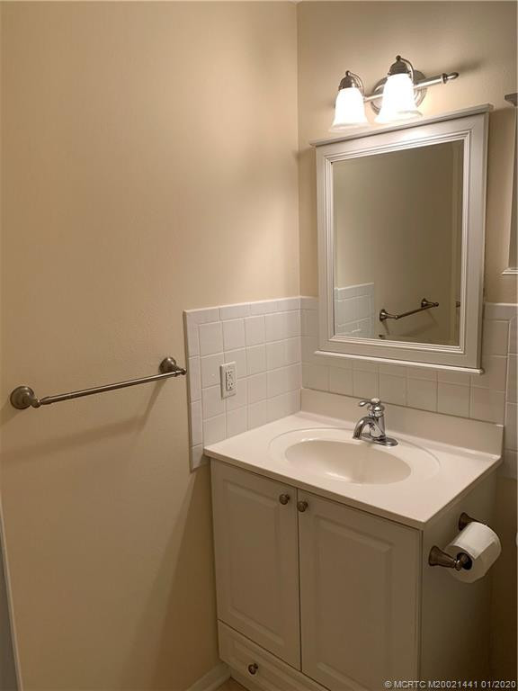 Full Bath off Bedroom