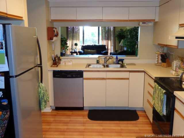 Kitchen. Updated Appliances (New Indirect Lighting )