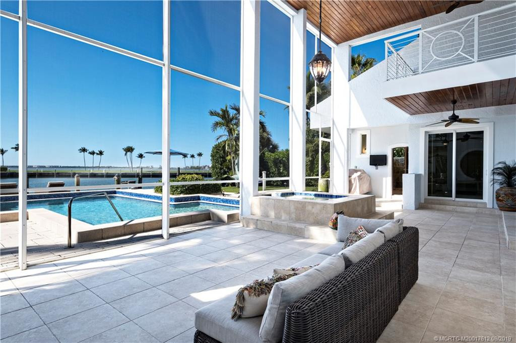 Screened lanai with spa, BBQ TV and Cabana bath.