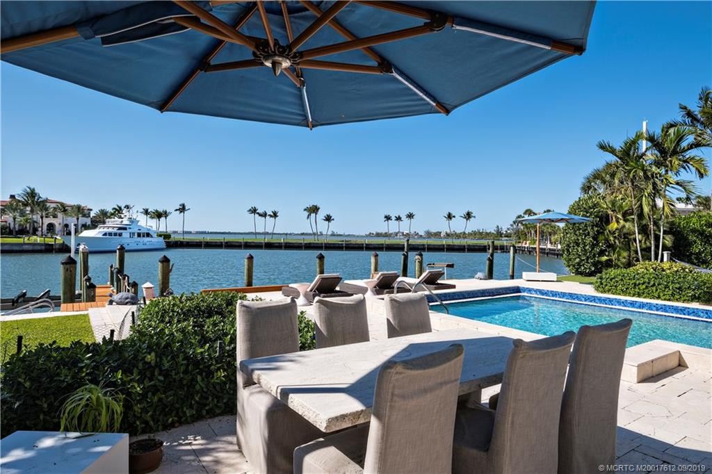Outdoor dining with views!!