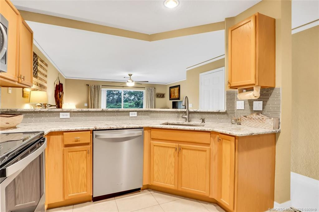 Gorgeous new granite in kitchen