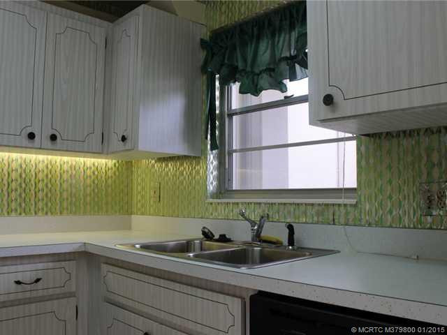 Kitchen. Bright kitchen. Equipped with dishwasher, refrigerator and stove.