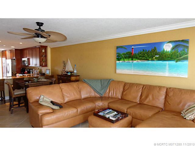 Living Room. Open and great trims
