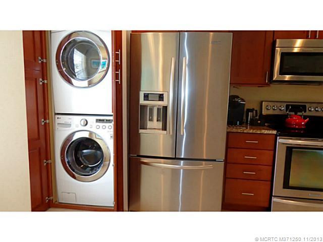 Kitchen. Top of line appliances
