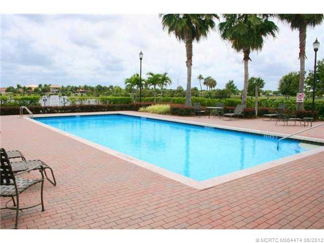 Swimming Pool/Hot Tub/Sauna. Estates community swimming pool