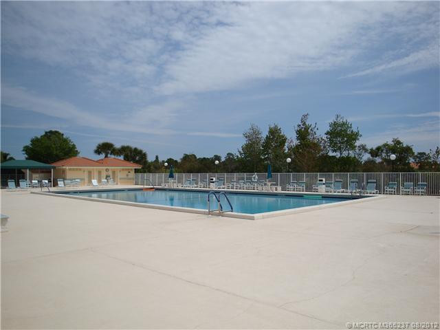 Swimming Pool/Hot Tub/Sauna. Community Pool