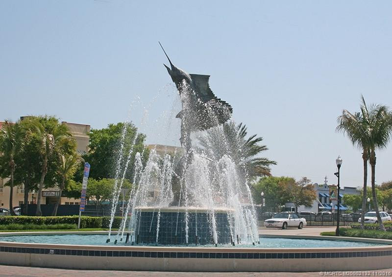 Conveniently located near charming downtown Stuart. Shop, dine and stroll!