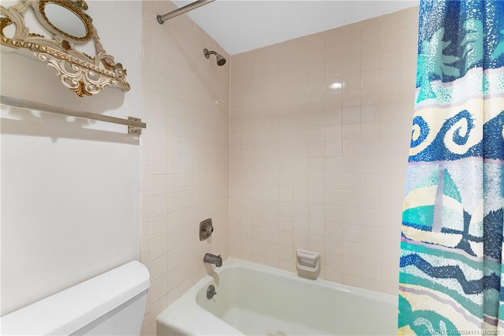 Main Bathroom Bath @ WC separate from Vanity