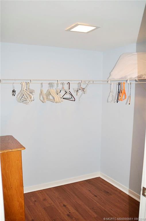 Mater Walk-in Closet