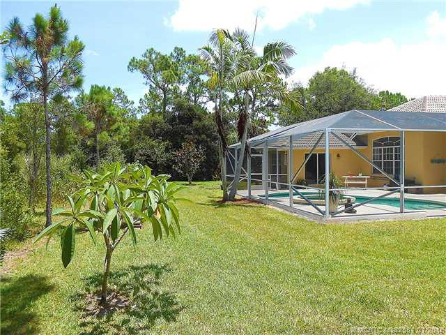Yard/Garden. Huge & private back yard - bring your pets!