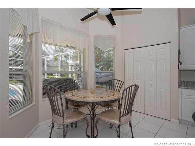 Kitchen. Breakfast nook-