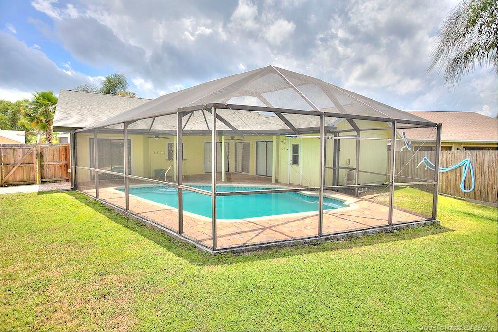 Great backyard for your children and pets