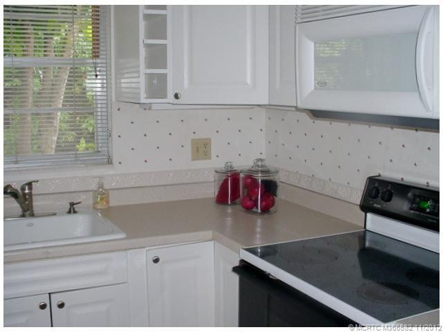Kitchen. DO NOT BOTHER DA COOK !