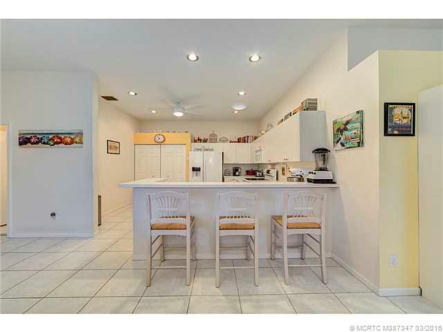 Kitchen. breakfast bar for casual dining