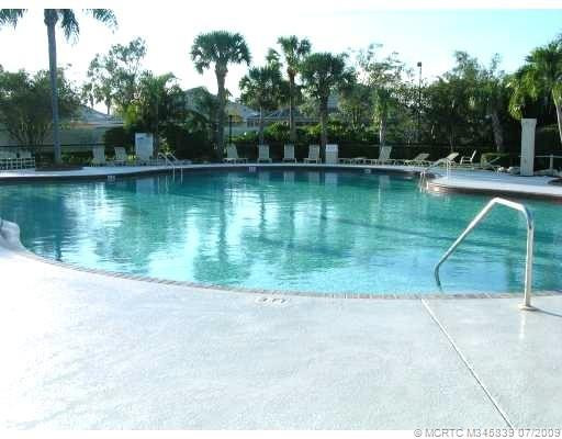 Swimming Pool/Hot Tub/Sauna. Community Pool
