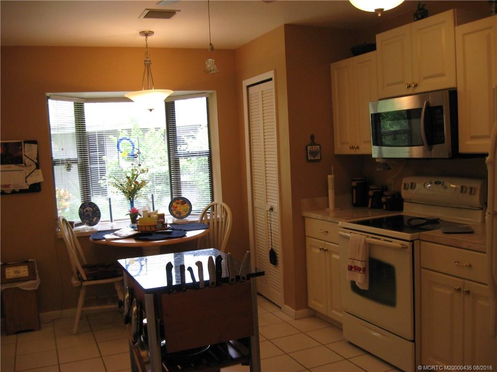eat in kitchen with island