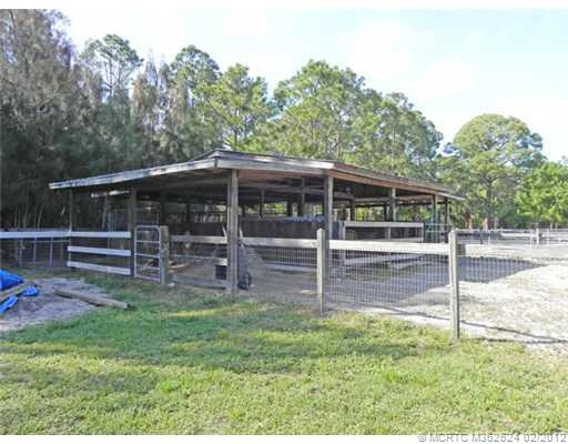 Stable/Barn. 4 Stall Barn
