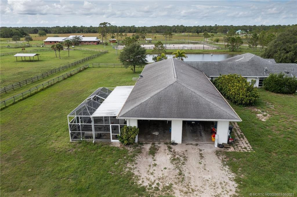 Oversized garage for 2 bedroom apartment