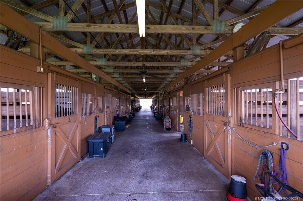 20 stall barn with isle way