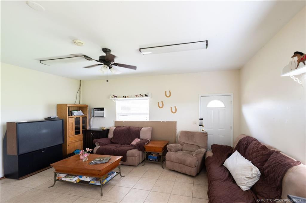 Grooms quarters/lounge