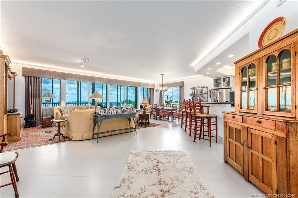 GREAT ROOM...