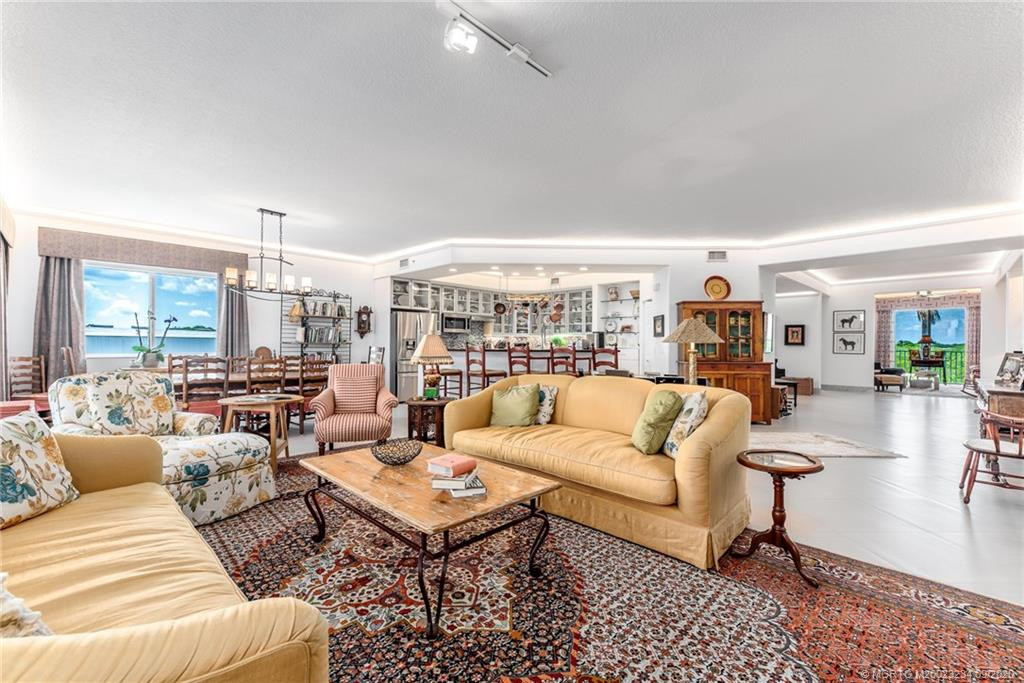 SPACIOUS GREAT ROOM...