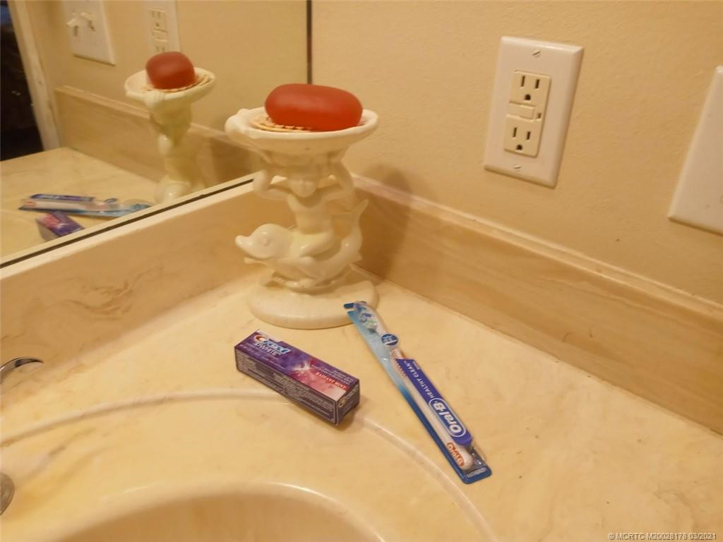 This unit is being sold turnkey.....no need to " just bring your tooth brush" here.