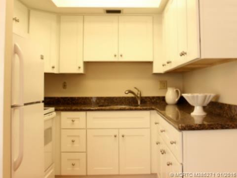 Kitchen. Remodeled kitchen, 2015. Appliances never used. Soft closed cabinetry.