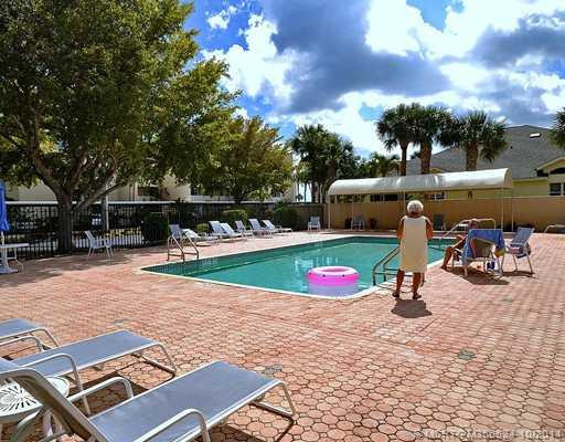 Exterior Front. Great pool with clubhouse, excerise room and metting place.