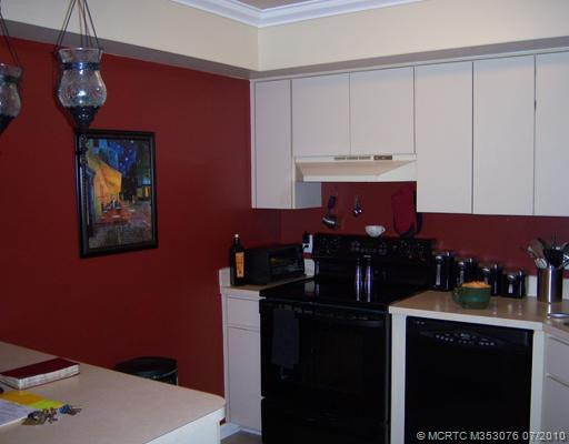 Kitchen. Breakfast Bar