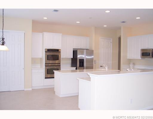 Kitchen. Large Gourmet Kitchen