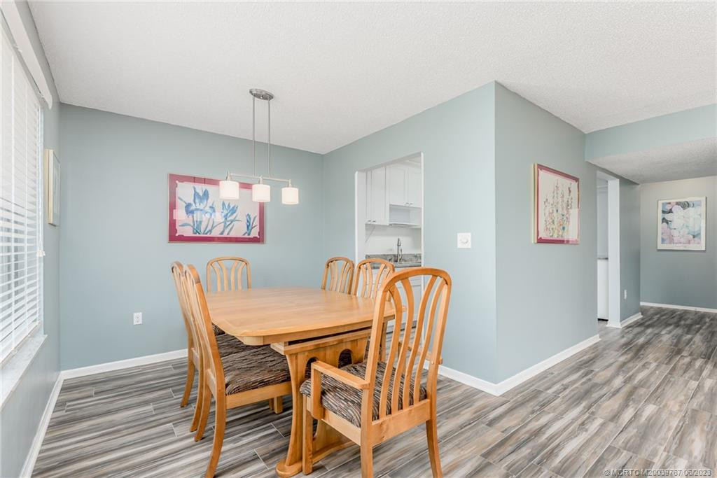 Dining room has direct access to the kitchen....no walking around, no pass through!