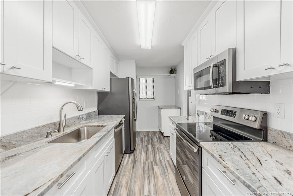 Lovely kitchen with soft close cabinetry and quartz countertops