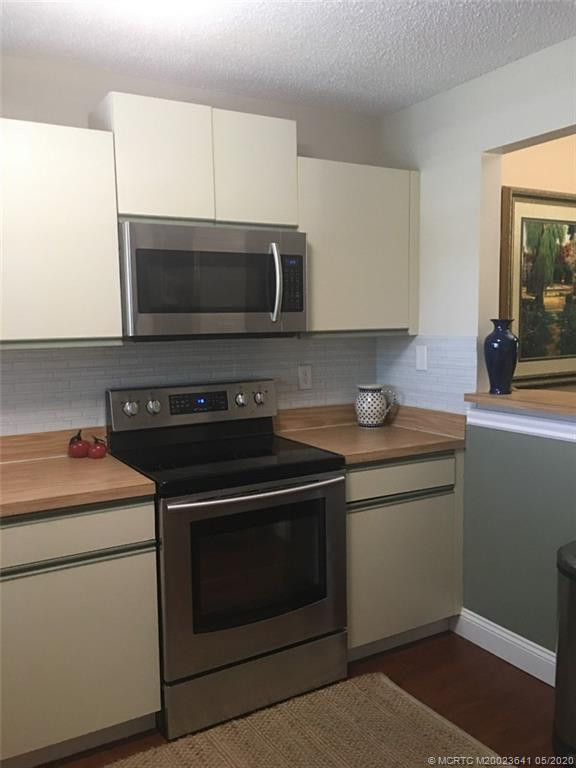 Matching Samsung Range, Dishwasher & Microwave.