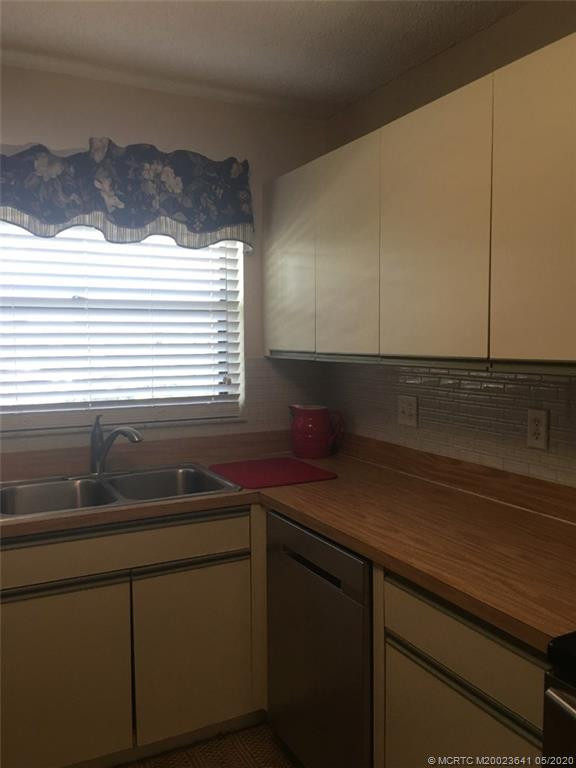 Samsung Dishwasher, spacious kitchen with lots of cabinet space.