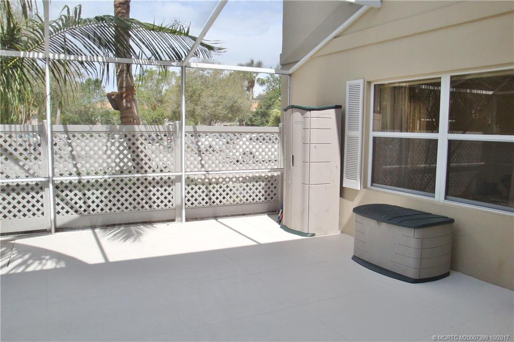 Screened front patio 18' x 20'